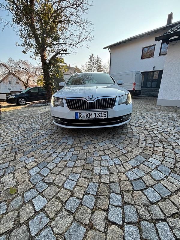 Weiß Gebraucht 2015 Skoda Superb Kombi | 10.000 € (Superpreis) - Bild 1/4