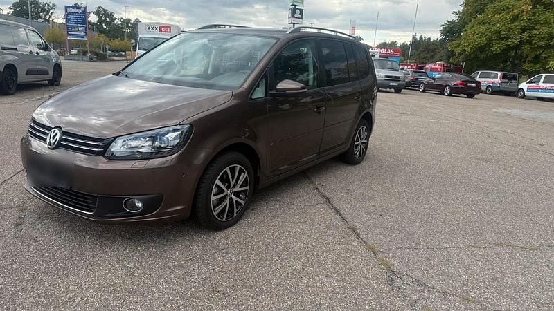 Braun Gebraucht 2010 VW Touran Van / Kleinbus | 6.700 € (Guter Preis) - Bild 1/4