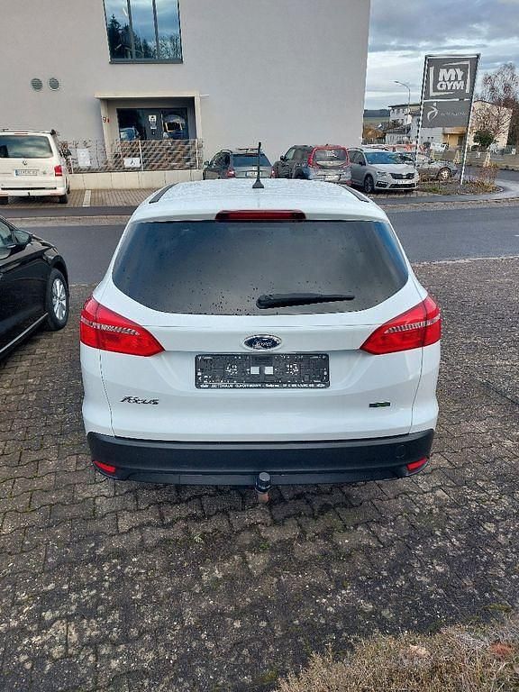 Gebraucht Ford Focus Trend 125 PS (91 kW) 2017 Weiß Limousine