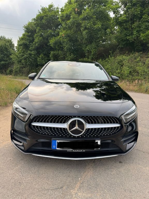 Schwarz Gebraucht 2019 Mercedes A200 AMG line Limousine | 22.400 € (Fairer Preis) - Bild 1/4