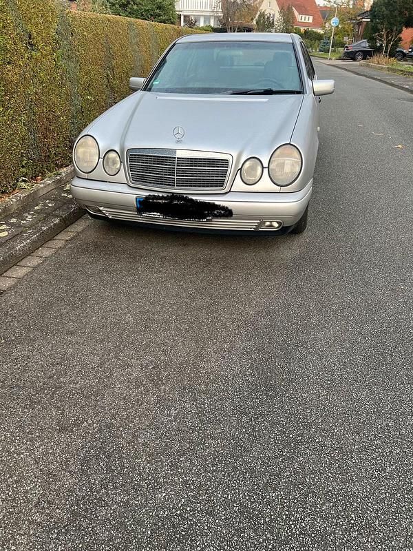 Gebraucht Mercedes E200 136 PS (100 kW) 1998 Silber Limousine