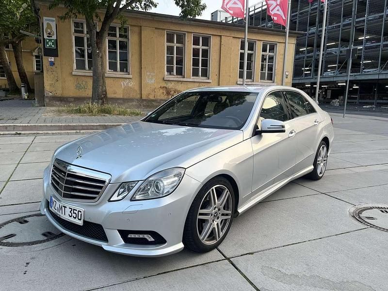 Silber Gebraucht 2009 Mercedes E350 Avantgarde Limousine | 11.999 € (Fairer Preis) - Bild 1/4