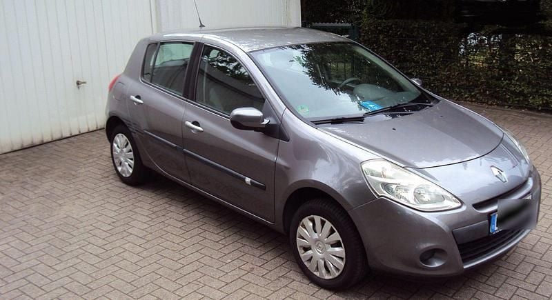 Grau Gebraucht 2011 Renault Clio III Limousine | 3.499 € (Fairer Preis) - Bild 1/4