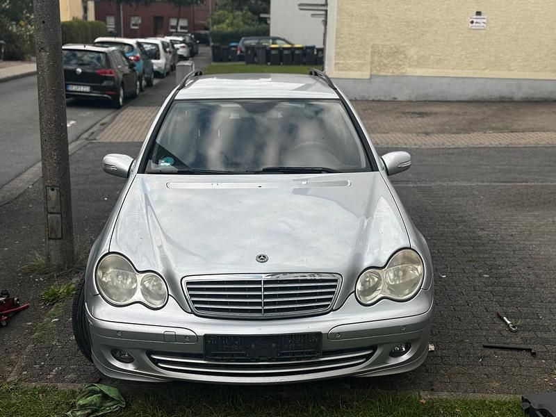 Grau Gebraucht 2006 Mercedes 220 Kombi | 1.350 € - Bild 1/4