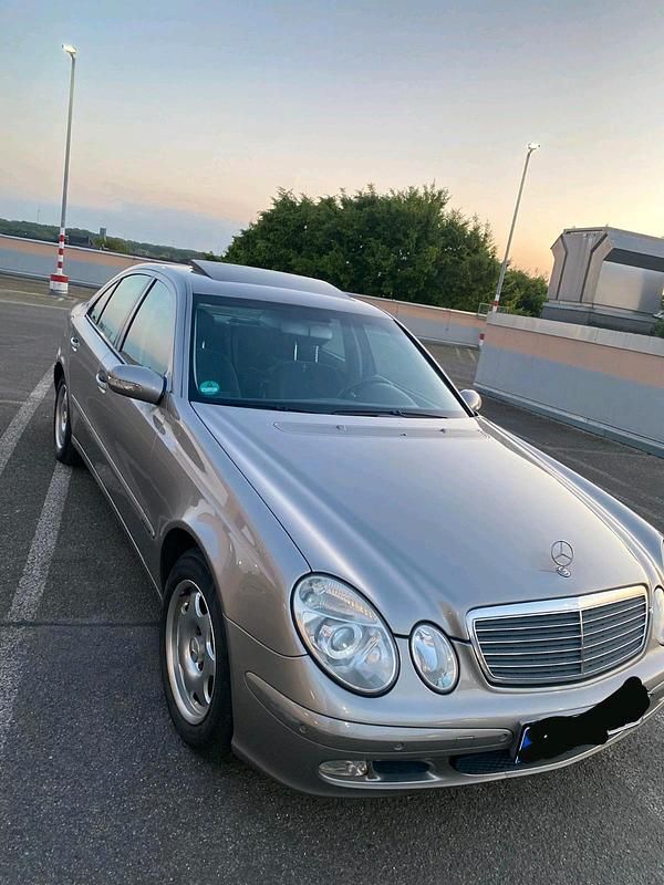 Silber Gebraucht 2003 Mercedes E220 Limousine | 5.300 € - Bild 1/4