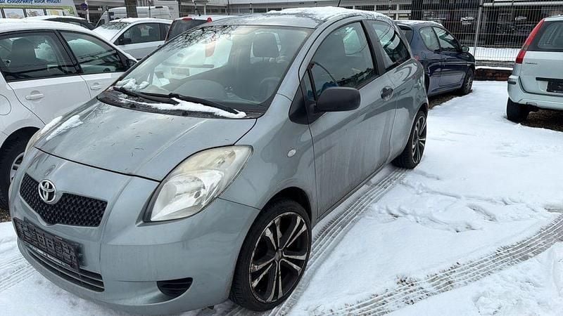 Grau Gebraucht 2008 Toyota Yaris Sol Limousine | 950 € (Superpreis) - Bild 1/4