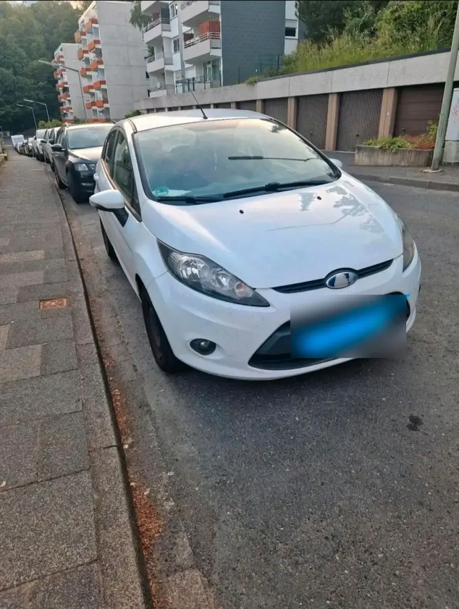 Gebraucht Ford Fiesta 85 PS (62 kW) 2009 Weiß Limousine