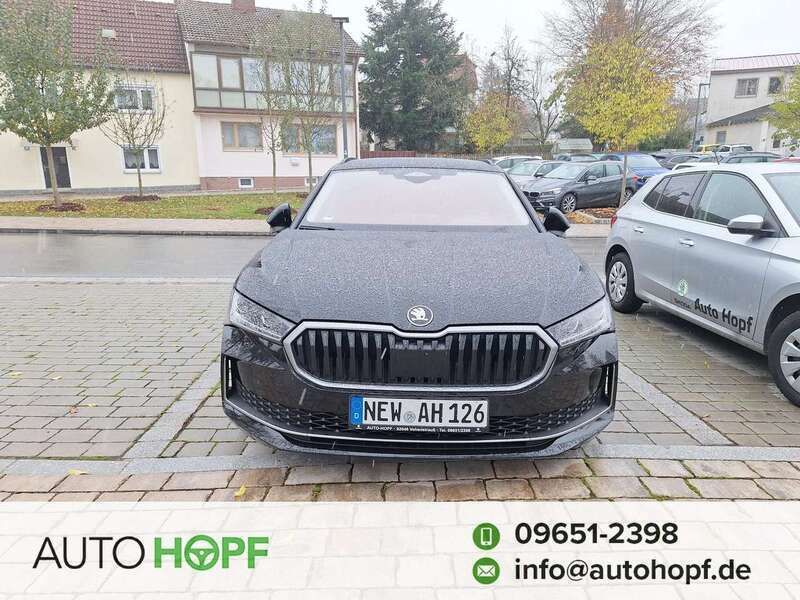 Onyxschwarz metallic Gebraucht 2024 Skoda Superb Selection Kombi | 42.900 € - Bild 1/4