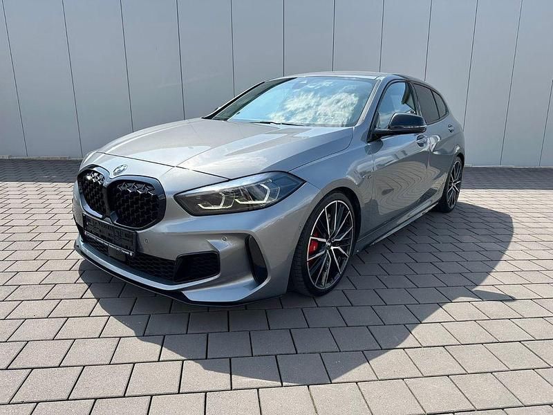 Grau Gebraucht 2022 BMW M135 Performance Kleinwagen | 29.900 € (Guter Preis) - Bild 1/4