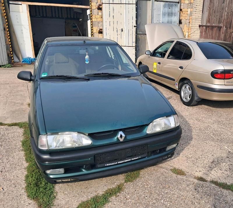 Grün Gebraucht 1994 Renault 19 Limousine | 3.500 € - Bild 1/4