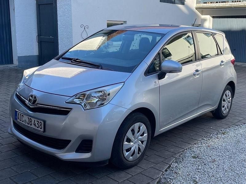 Silber Gebraucht 2011 Toyota Verso-S Life Van / Kleinbus | 7.250 € (Guter Preis) - Bild 1/4