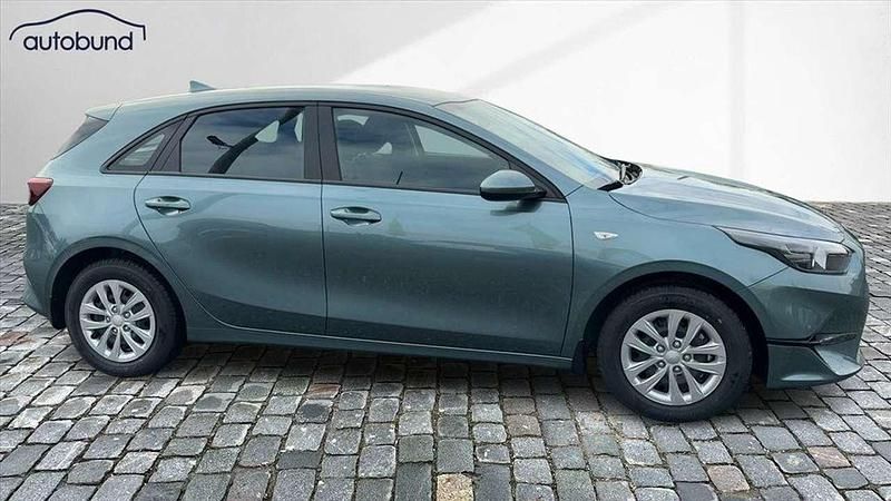 Neu Kia Ceed Best 140 PS (102 kW) 2025 Yuccastahlgrau Kleinwagen