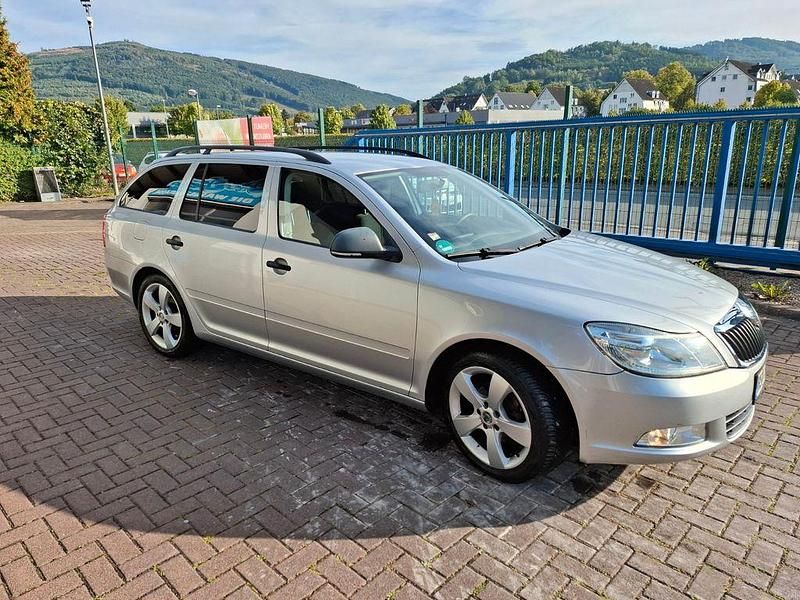 Silber Gebraucht 2012 Skoda Octavia Fun Kombi | 6.500 € (Fairer Preis) - Bild 1/4