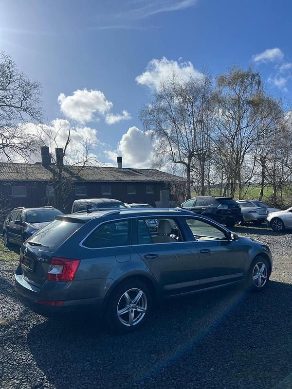 Gebraucht Skoda Octavia 180 PS (132 kW) 2014 Andere farben Kleinwagen