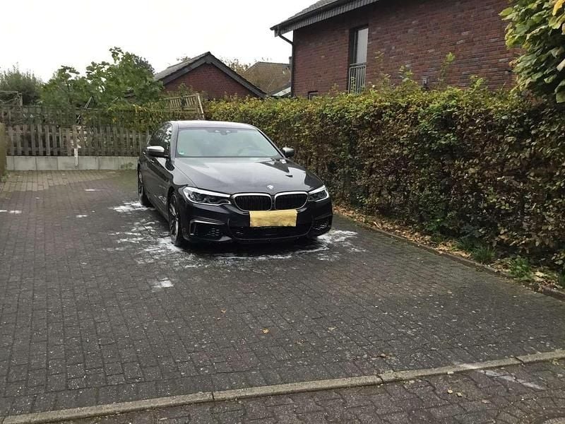 Grau Gebraucht 2020 BMW M550 Sport Line Limousine | 49.570 € (Fairer Preis) - Bild 1/4