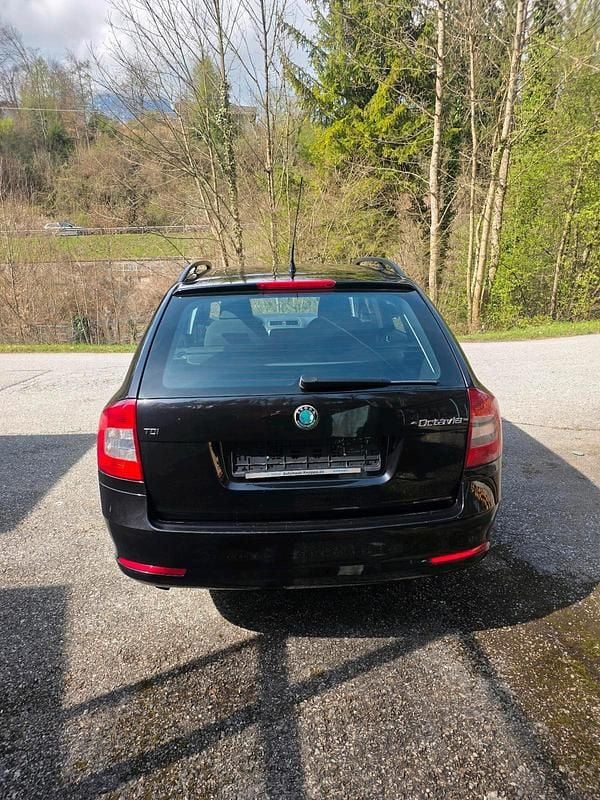 Usata Skoda Octavia 105 CV (77 kW) 2012 Nero Station wagon
