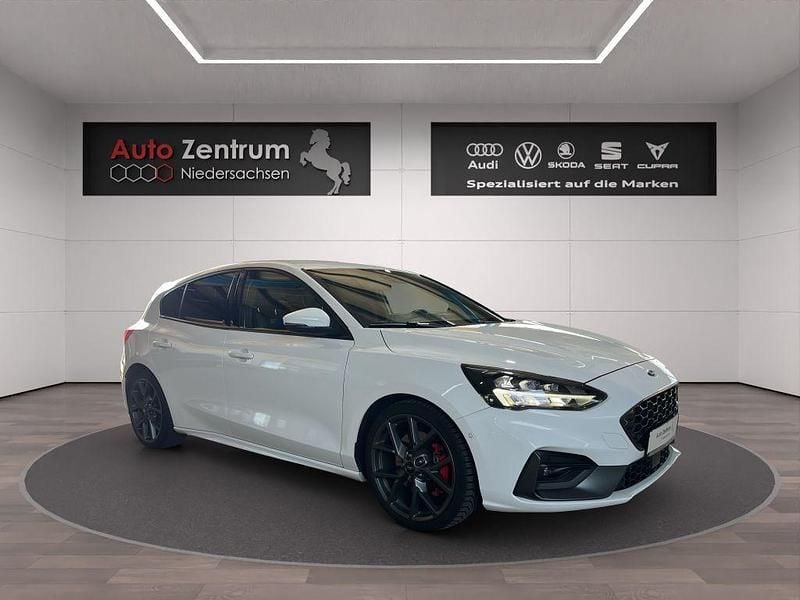 Weiß Gebraucht 2020 Ford Focus ST Limousine | 20.970 € (Guter Preis) - Bild 1/4
