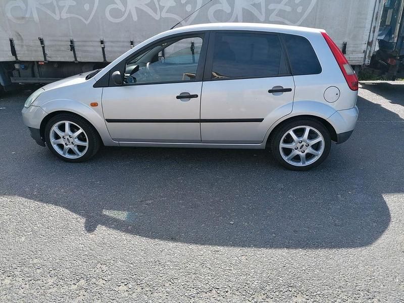 Gebraucht Ford Fiesta Trend 69 PS (50 kW) 2003 Silber Kleinwagen