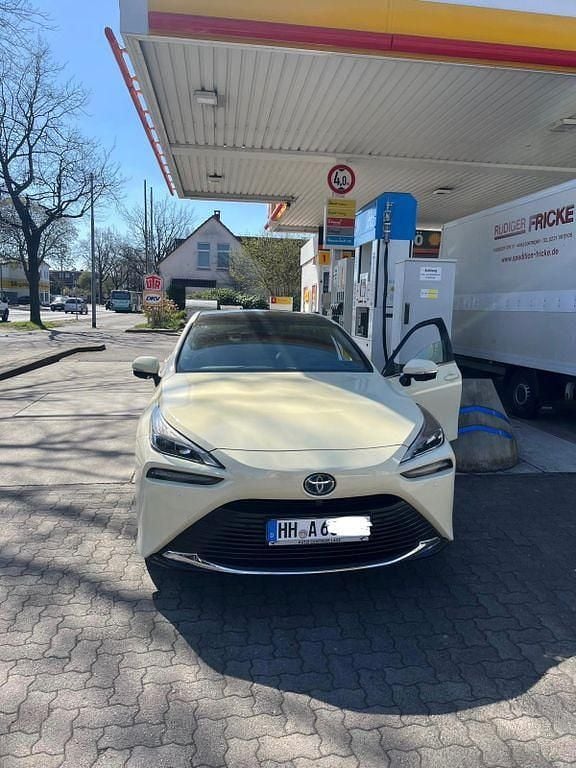 Weiß Gebraucht 2021 Toyota Mirai Advance Limousine | 13.999 € (Superpreis) - Bild 1/4