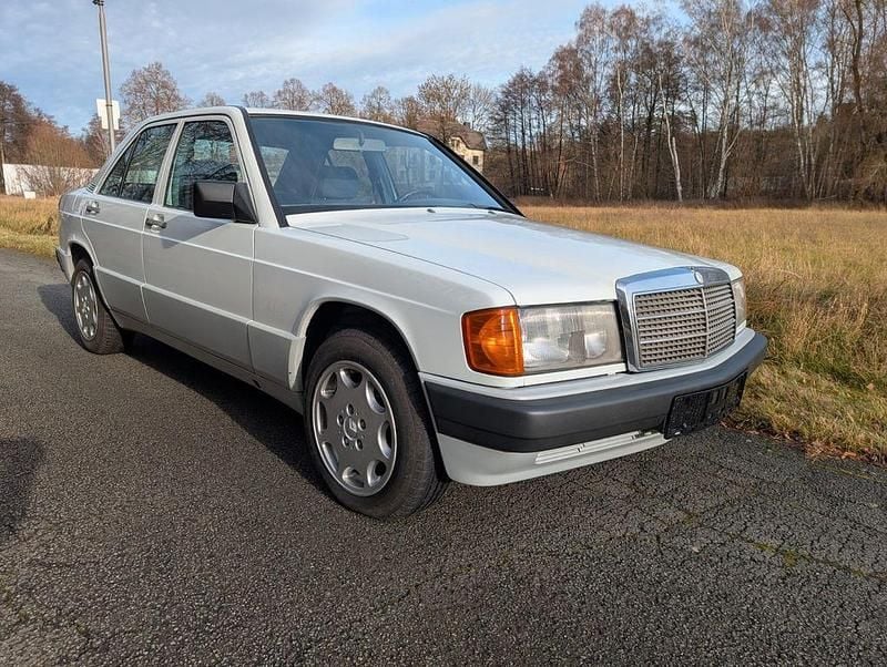 Weiß Gebraucht 1989 Mercedes 190 Limousine | 7.350 € - Bild 1/4