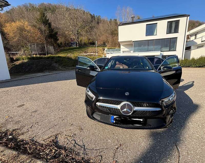 Schwarz Gebraucht 2019 Mercedes A200 Limousine | 24.500 € (Etwas zu teuer) - Bild 1/4