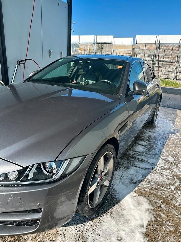 Gebraucht Jaguar XE Prestige 241 PS (177 kW) 2019 Grau Limousine