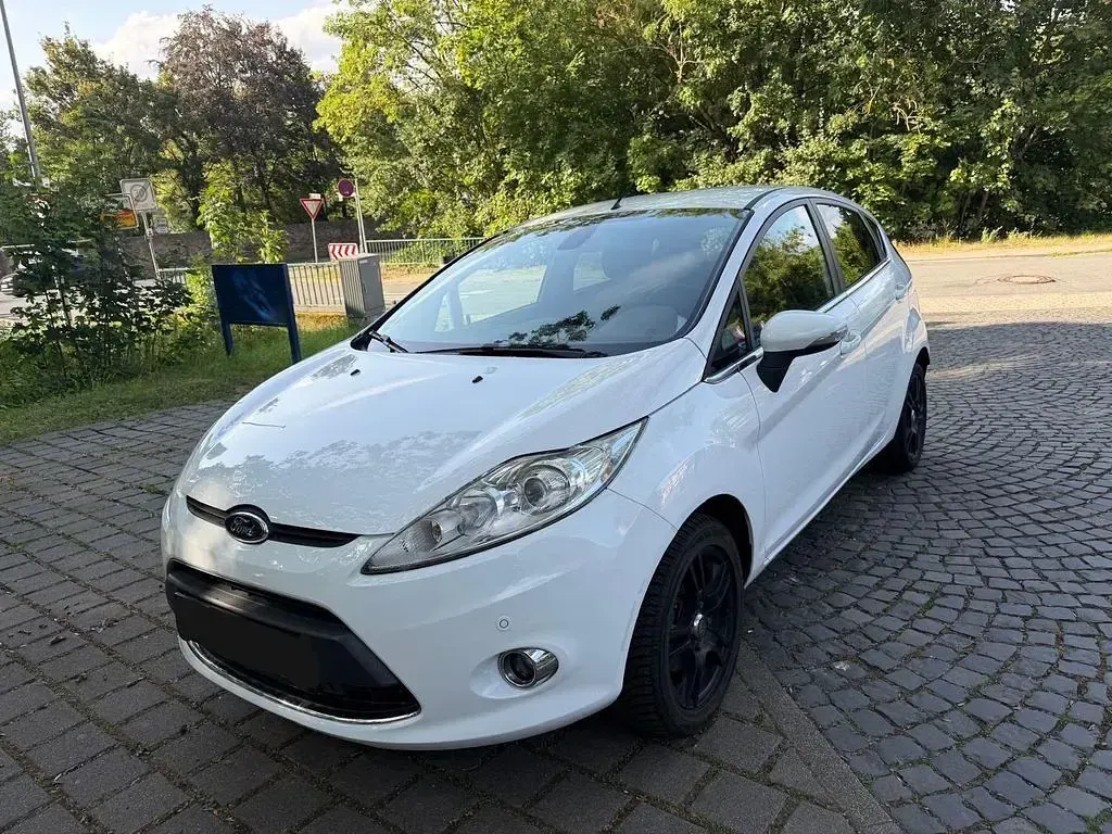 Gebraucht Ford Fiesta Titanium 97 PS (71 kW) 2010 Weiß Limousine