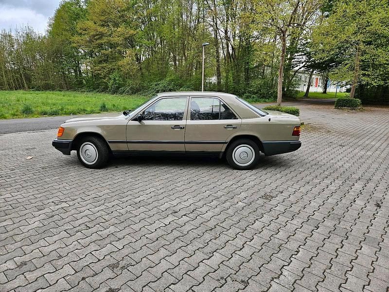 Beige Gebraucht 1988 Mercedes 200 Limousine | 4.750 € - Bild 1/4