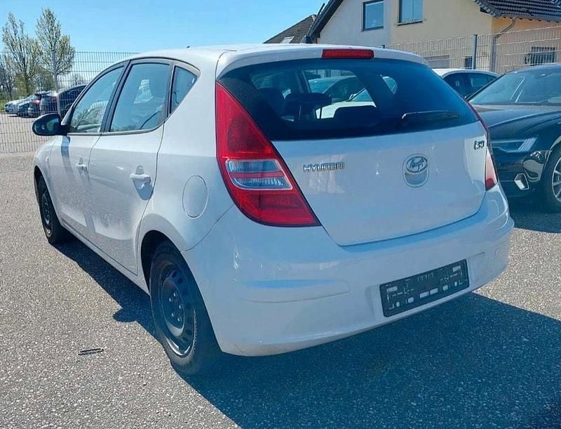 Gebraucht Hyundai i30 109 PS (80 kW) 2010 Weiß Limousine
