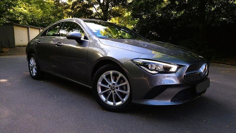 Grau Gebraucht 2022 Mercedes CLA200 Coupé | 32.000 € (Guter Preis) - Bild 1/4
