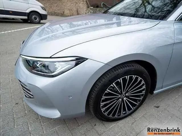 Gebraucht VW Passat Elegance 150 PS (110 kW) 2024 Oyster silver metallic Kombi