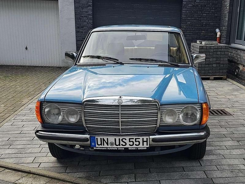 Gebraucht Mercedes E230 136 PS (100 kW) 1982 Blau Limousine