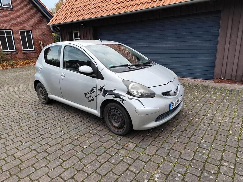 Silber Gebraucht 2007 Toyota Aygo Kleinwagen | 1.750 € (Fairer Preis) - Bild 1/4