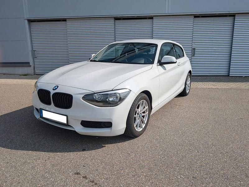 Weiß Gebraucht 2013 BMW 116 Sport Line Kleinwagen | 9.199 € (Fairer Preis) - Bild 1/4