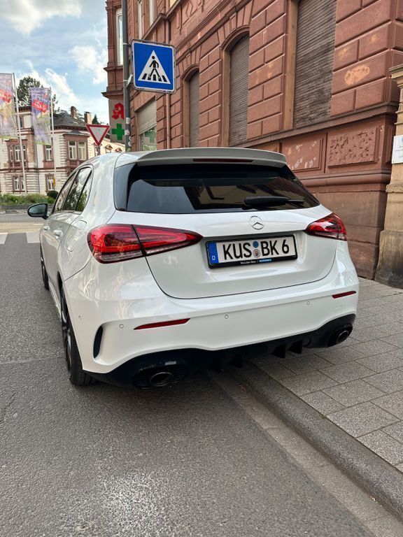 Weiß Gebraucht 2021 Mercedes A35 AMG AMG Limousine | 32.500 € (Superpreis) - Bild 1/4