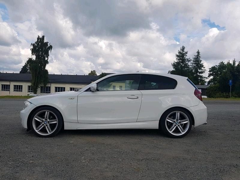 Weiß Gebraucht 2011 BMW 118 M Sport Kleinwagen | 4.000 € (Guter Preis) - Bild 1/4