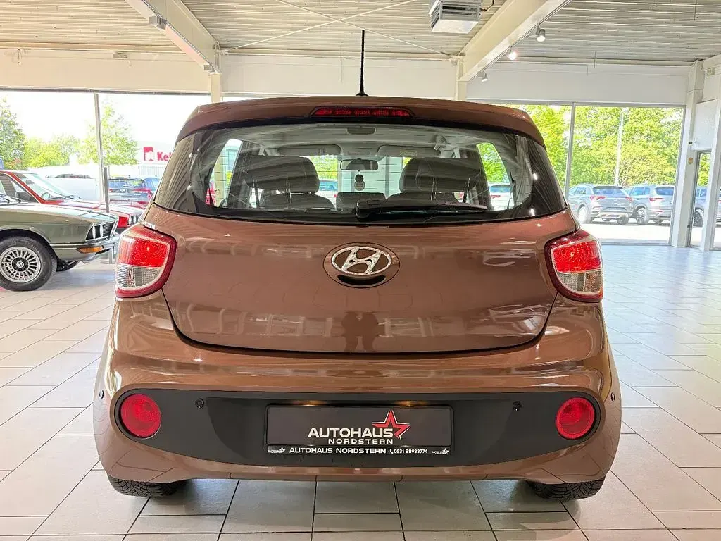 Gebraucht Hyundai i10 Trend 67 PS (49 kW) 2017 Braun Kleinwagen
