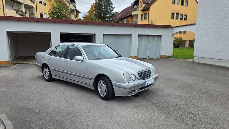 Silber Gebraucht 1999 Mercedes E200 Classic Limousine | 3.500 € (Guter Preis) - Bild 1/4