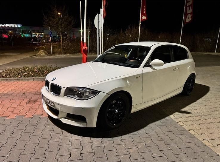 Weiß Gebraucht 2009 BMW 118 Coupé Coupé | 3.500 € (Guter Preis) - Bild 1/4