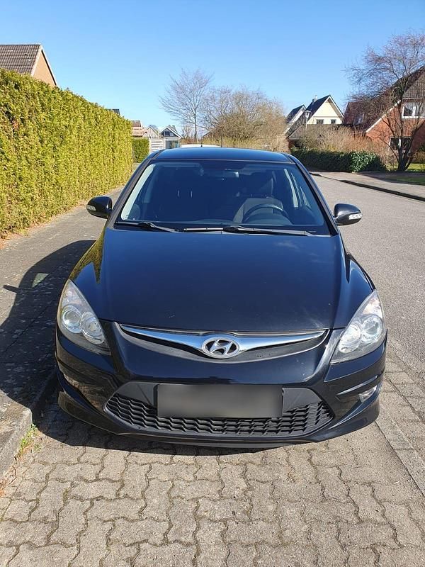 Gebraucht Hyundai i30 90 PS (66 kW) 2011 Schwarz Kleinwagen