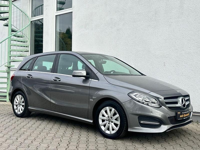 Grau Gebraucht 2018 Mercedes B180 Van / Kleinbus | 18.990 € (Fairer Preis) - Bild 1/4