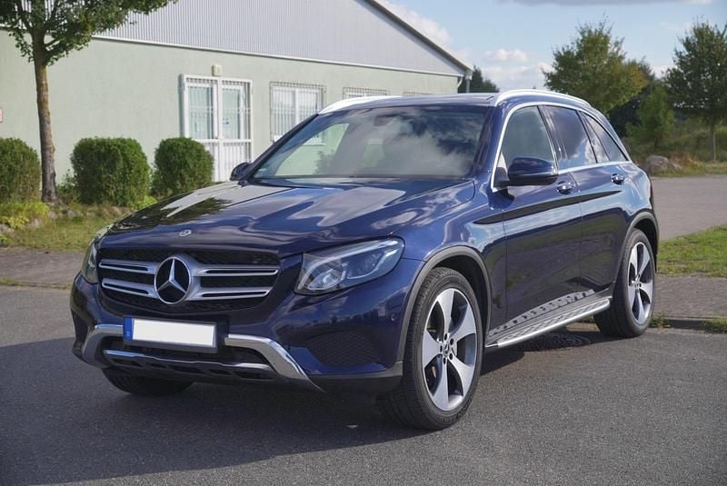 Blau Gebraucht 2018 Mercedes GLC250 SUV | 24.900 € (Fairer Preis) - Bild 1/4