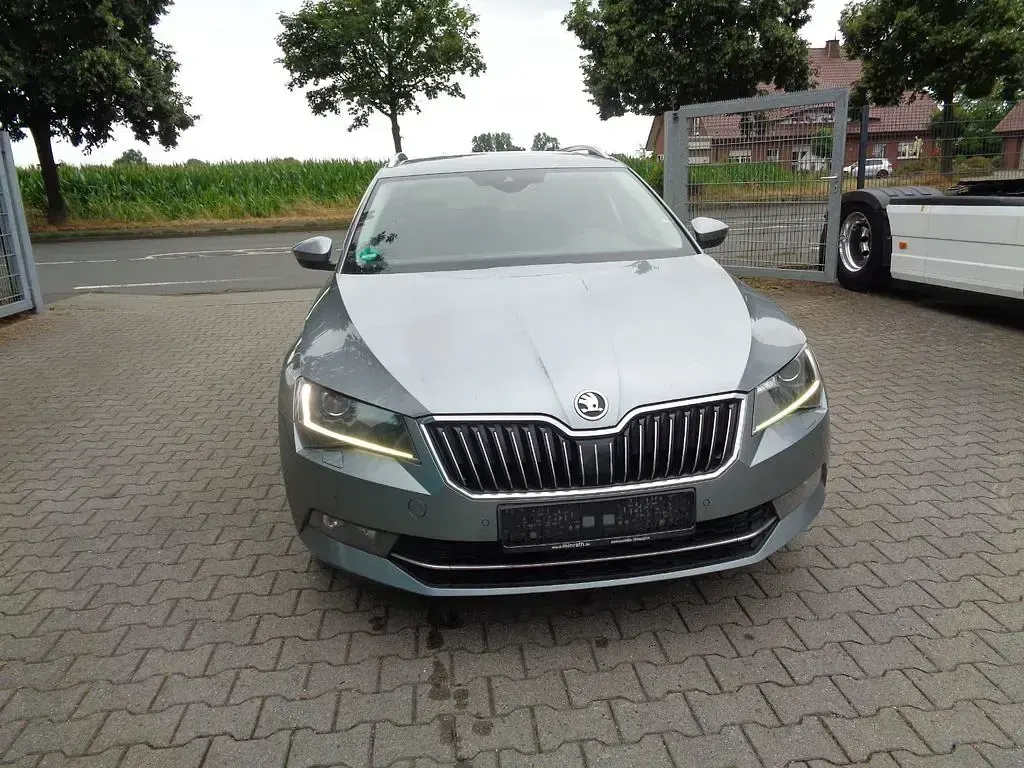 Gebraucht Skoda Superb LAURIN & KLEMENT 190 PS (139 kW) 2017 Grau Kombi
