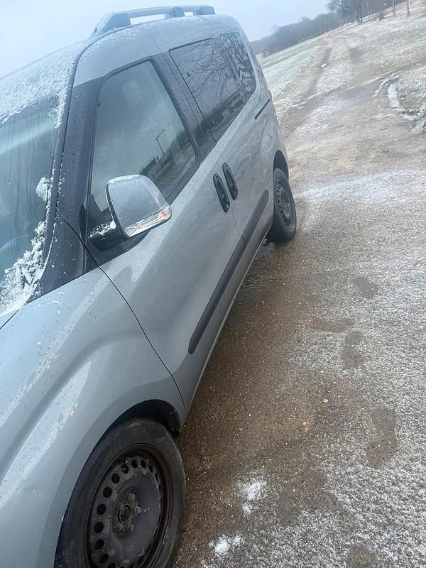 Gebraucht Fiat Doblò 105 PS (77 kW) 2011 Grau Van / Kleinbus