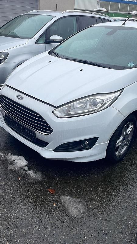 Gebraucht Ford Fiesta 80 PS (58 kW) 2013 Weiß Kleinwagen