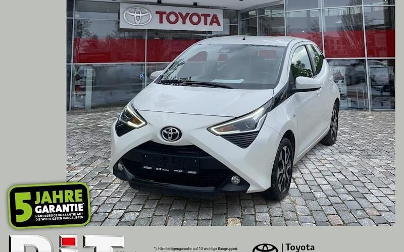 Weiß Gebraucht 2022 Toyota Aygo X-play Kleinwagen | 10.990 € (Superpreis) - Bild 1/4