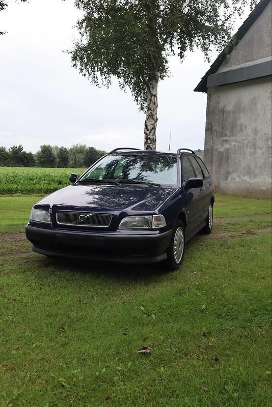 Blau Gebraucht 1999 Volvo V40 Kombi | 500 € - Bild 1/4
