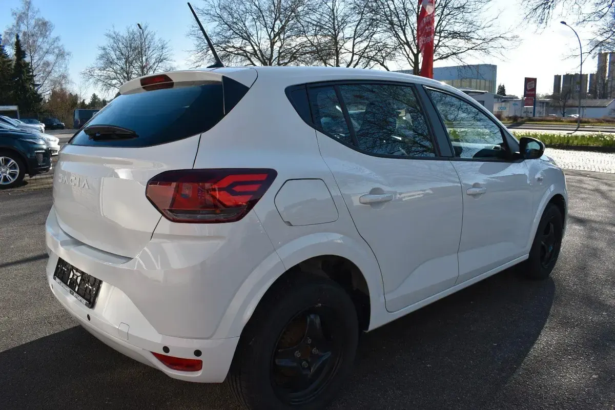 Używany Dacia Sandero Expression 101 KM (74 kW) 2024 Biały Hatchback
