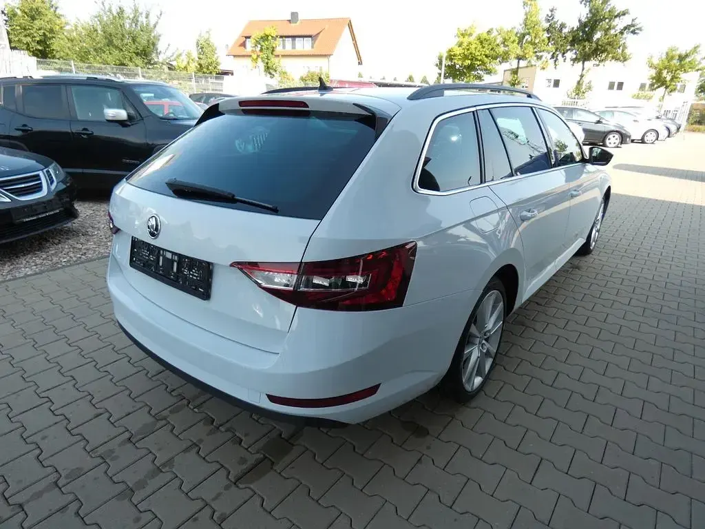 Gebraucht Skoda Superb Ambition 150 PS (110 kW) 2016 Weiß Kombi