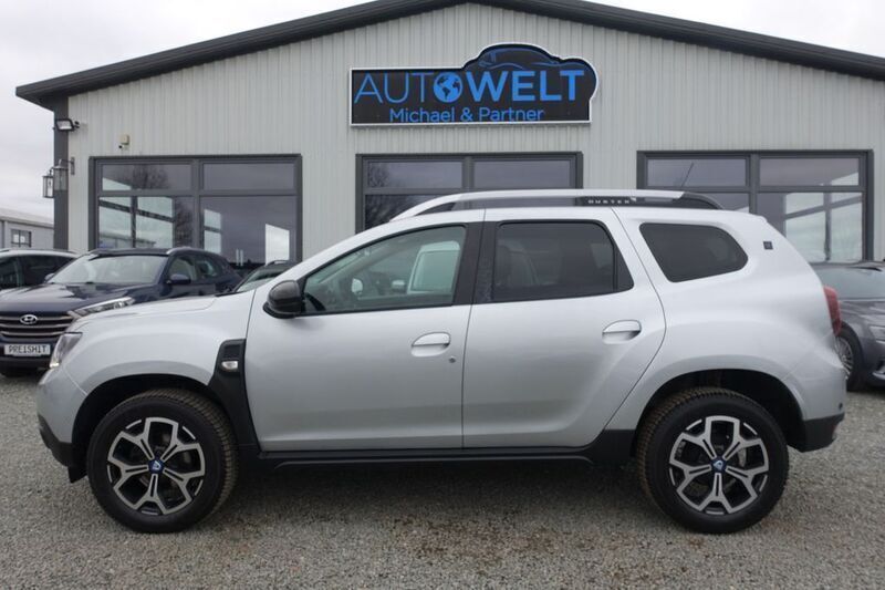 Grau Gebraucht 2021 Dacia Duster Celebration SUV | 15.990 € (Fairer Preis) - Bild 1/4